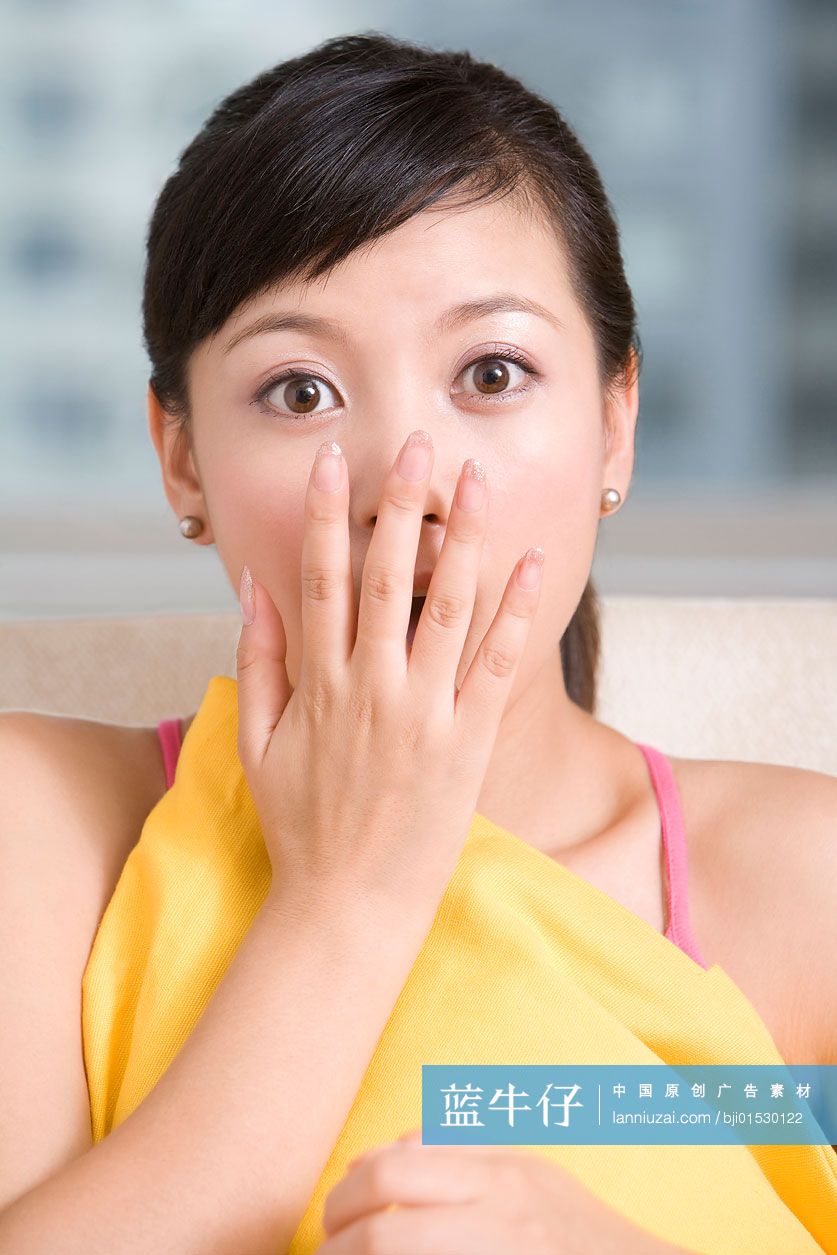 惊讶的年轻女子