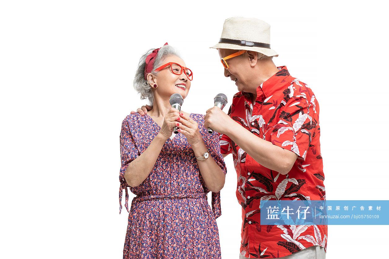 快乐的老年夫妇拿着话筒唱歌-蓝牛仔影像-中国原创广告影像素材
