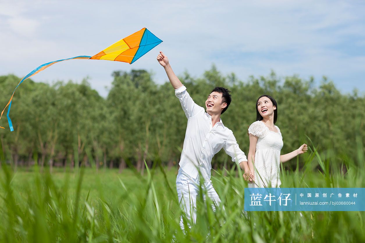 快乐的孩子们在草地上放风筝-蓝牛仔影像-中国原创广告影像素材