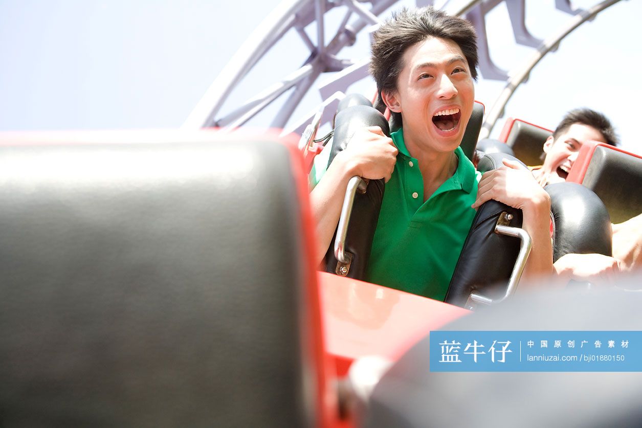 年青人玩过山车