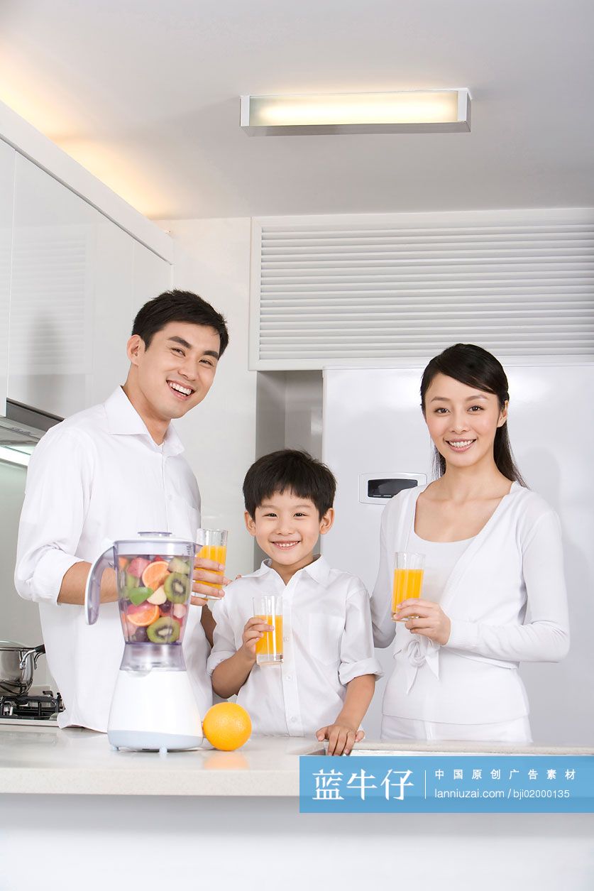一家三口在厨房喝鲜榨果汁