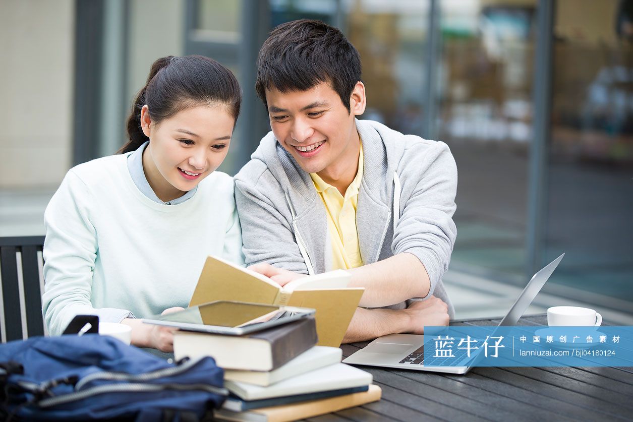 大学生情侣上自习