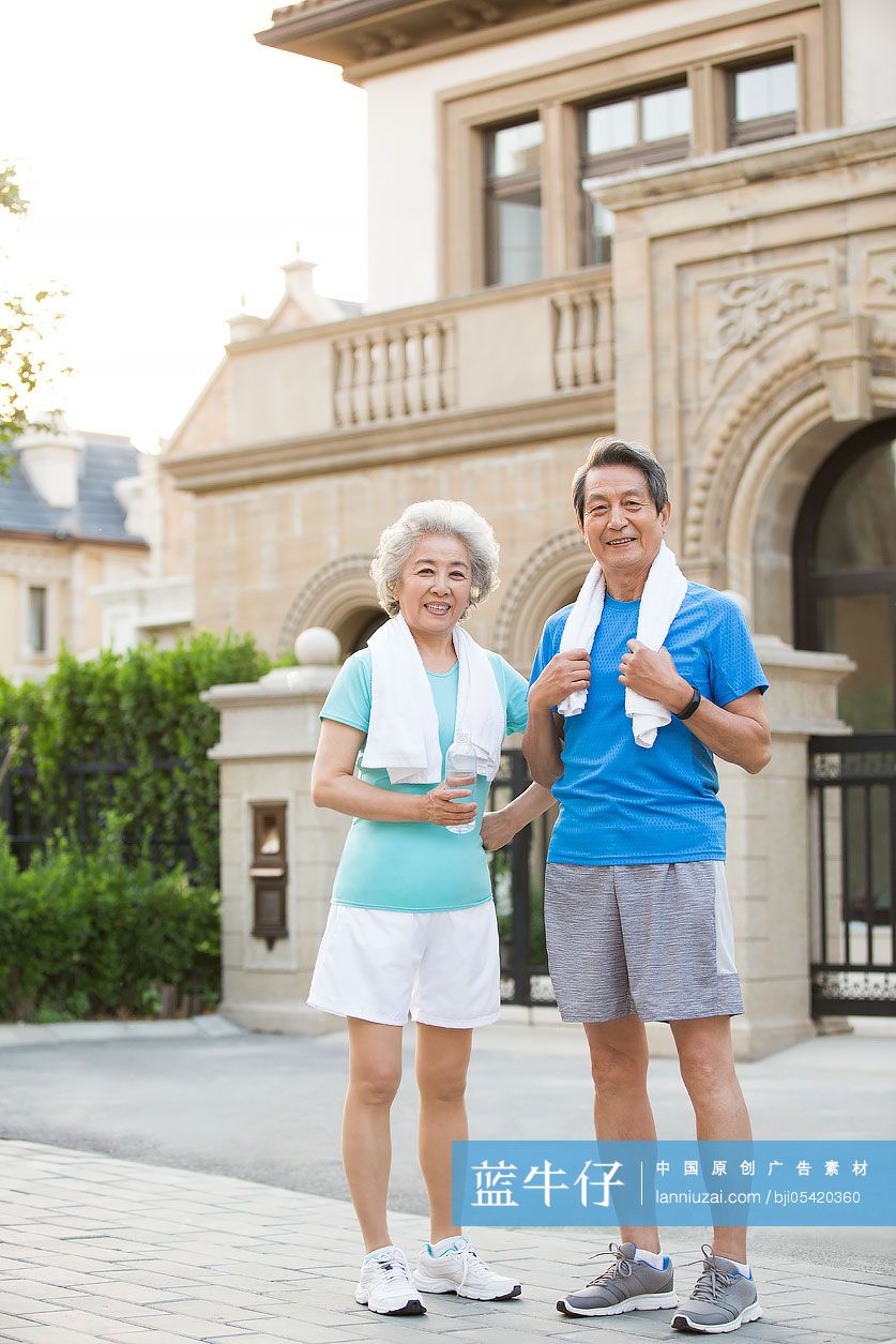 老年夫妇健身后休息