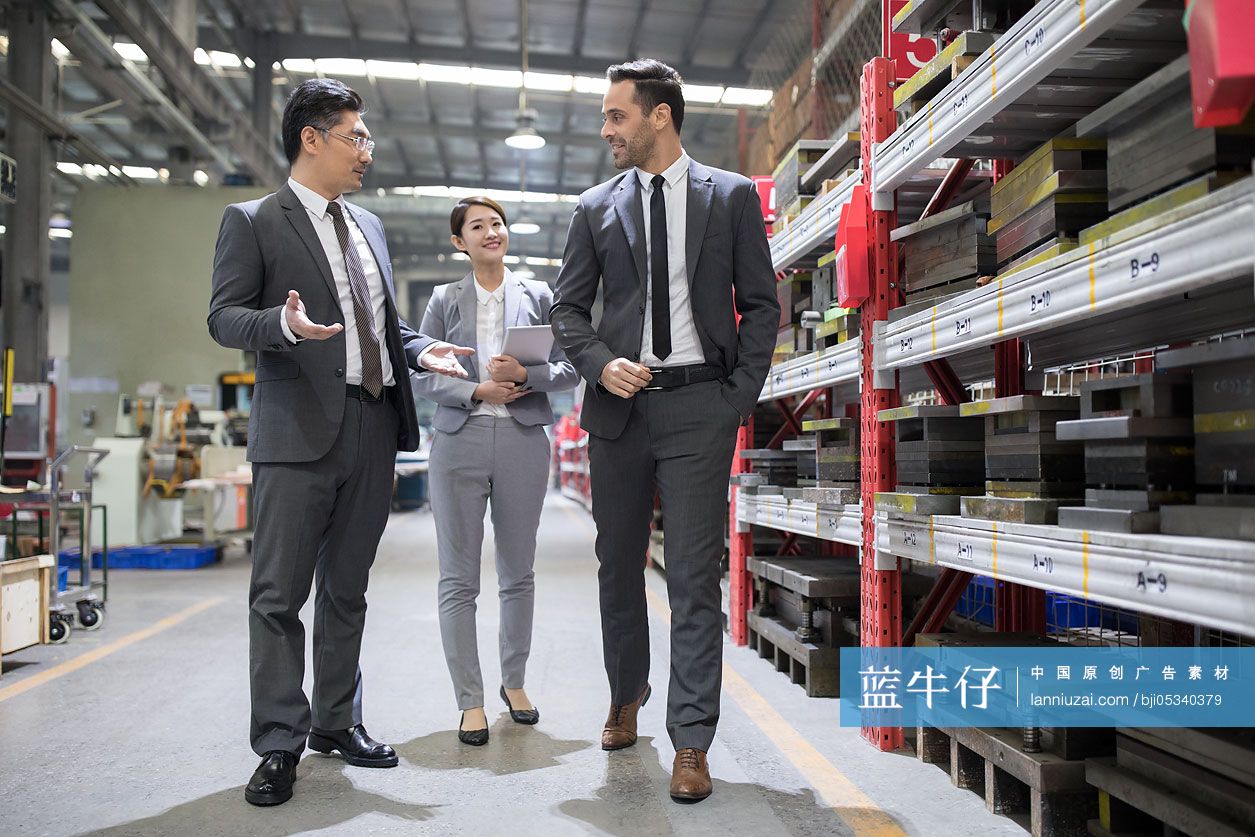 商务人士在工厂视察