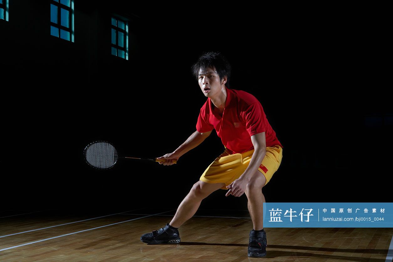 年轻男子打羽毛球