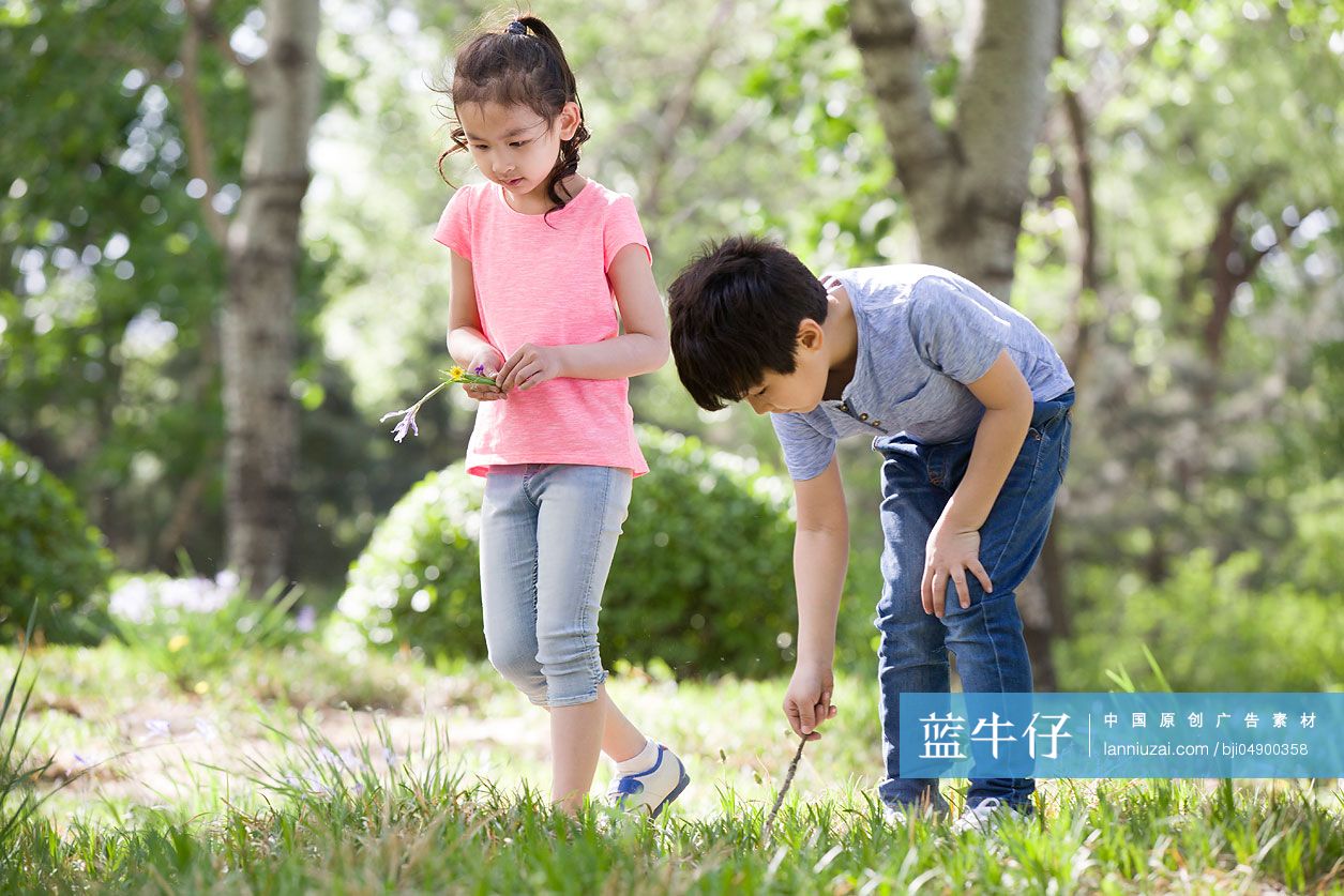 儿童在树林里嬉戏玩耍