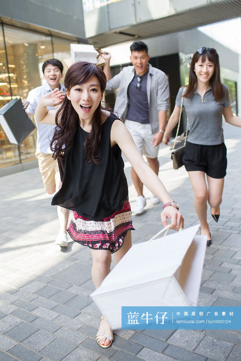 快乐的年轻人逛街购物