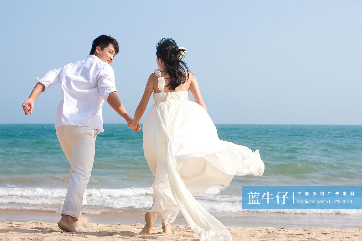 海滩浪漫婚纱情侣