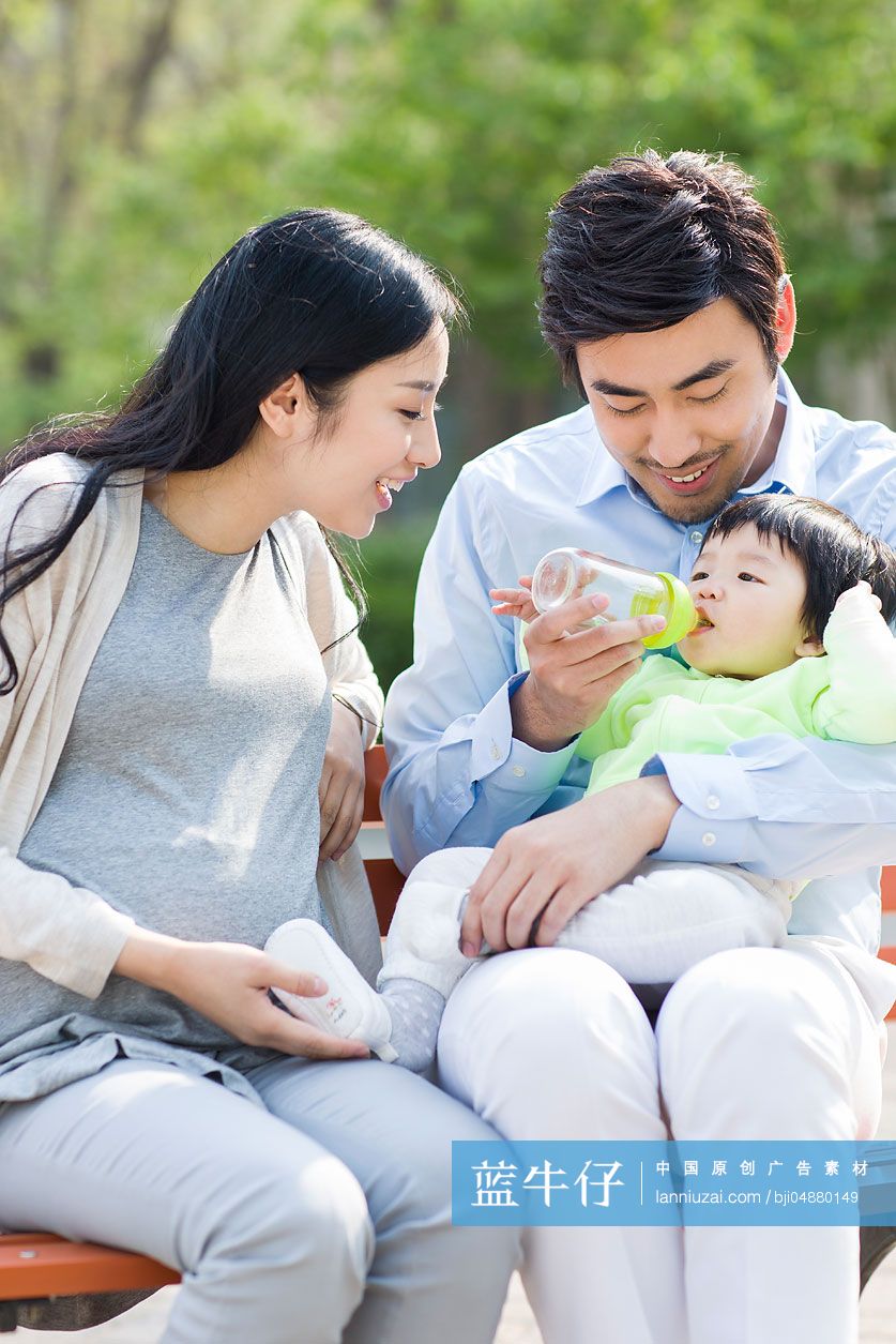 年轻父母给宝宝喂食