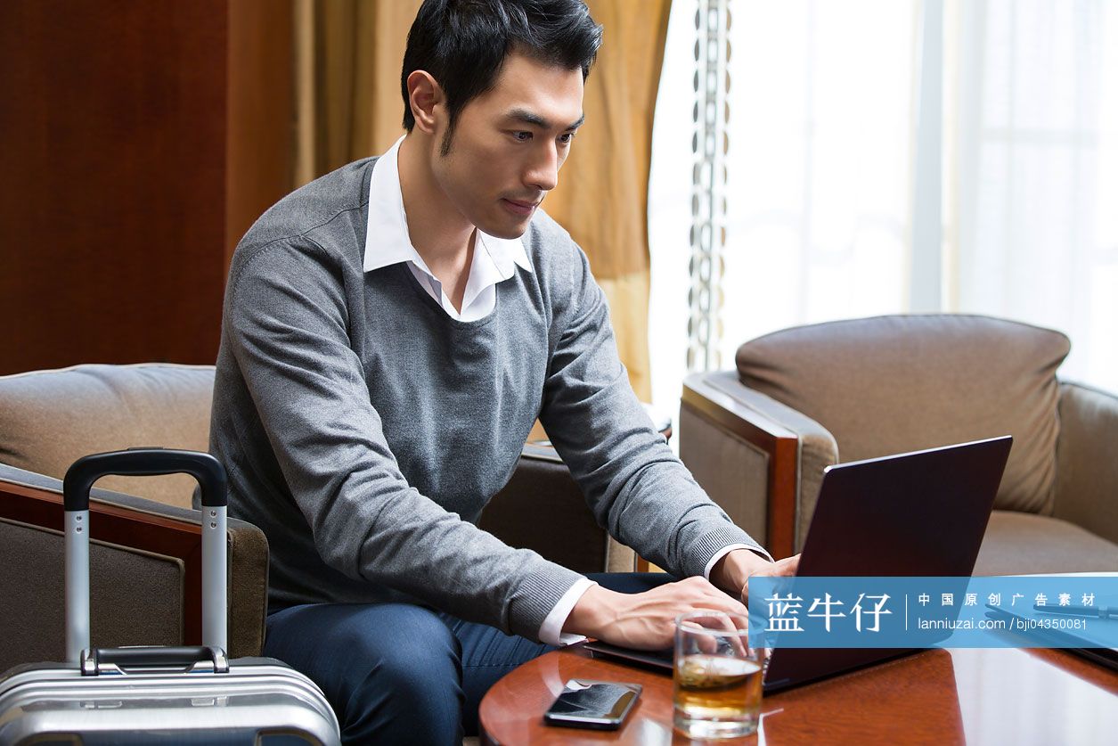 商务男士在宾馆使用笔记本电脑-蓝牛仔影像-中国原创广告影像素材