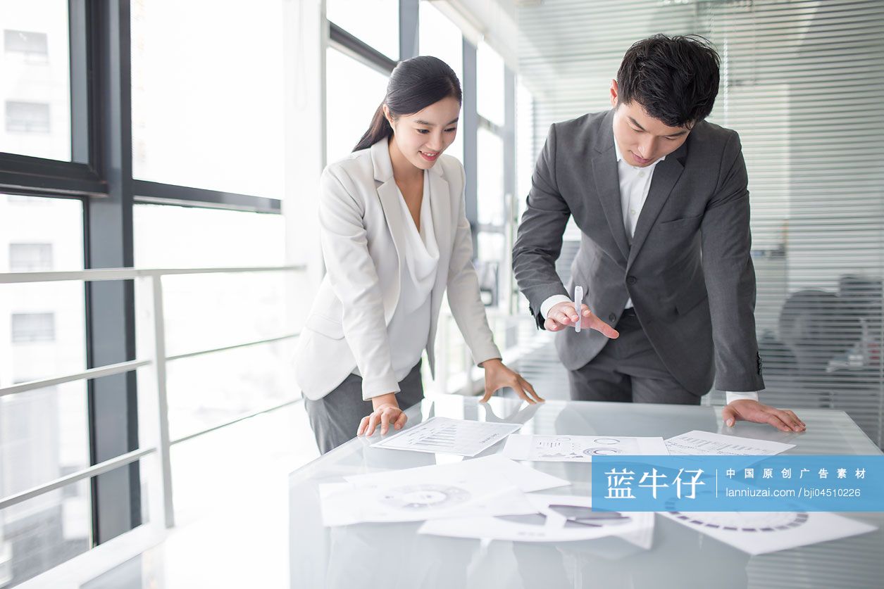 年轻商务人士在会议室讨论工作