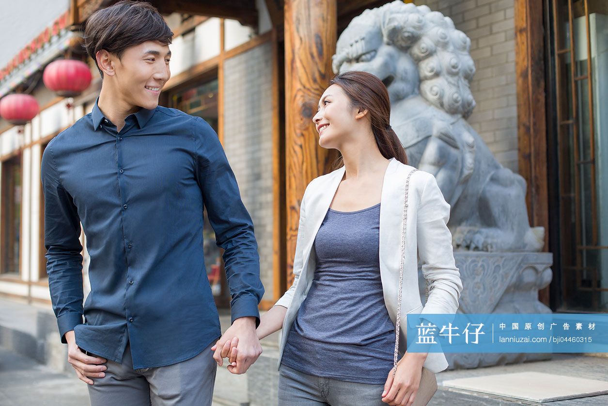 青年夫妇逛街购物-蓝牛仔影像-中国原创广告影像素材