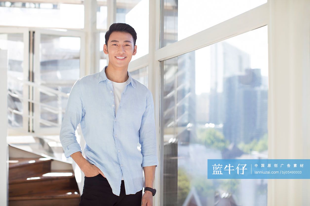 自信的年轻商务男士肖像