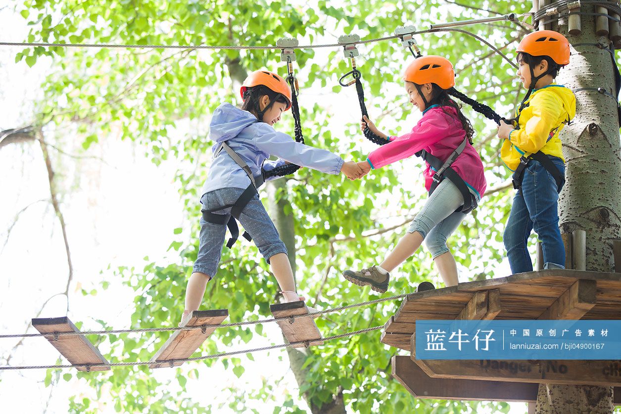 快乐的孩子们挑战树上穿越项目