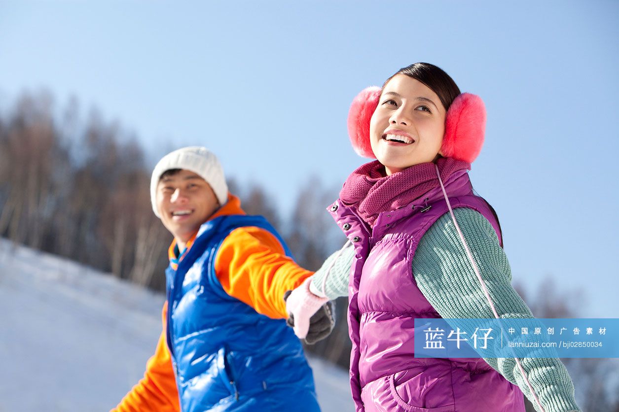 年轻情侣在滑雪场-蓝牛仔影像-中国原创广告影像素材