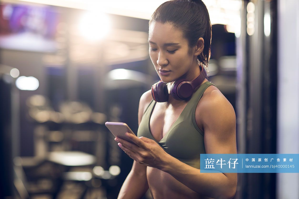 年轻女士在健身房休息