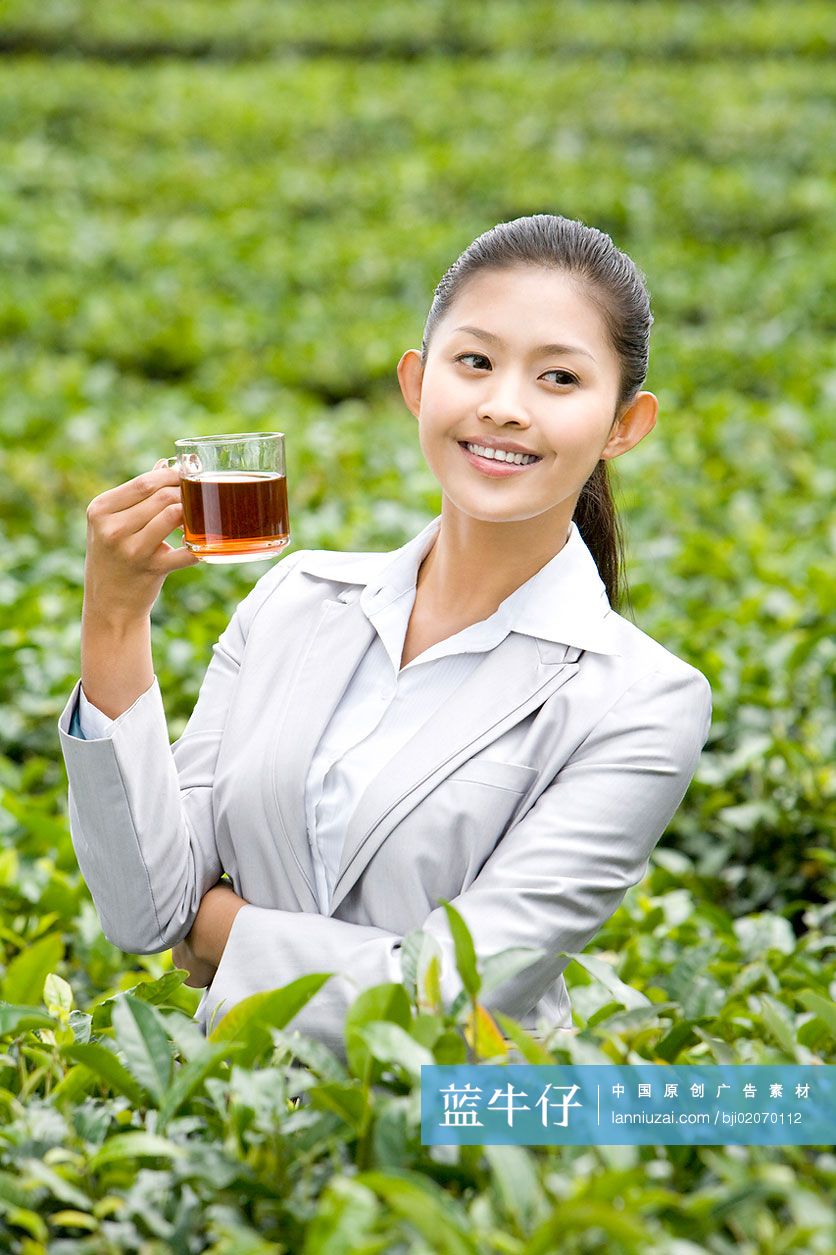 商务女士在茶园喝茶