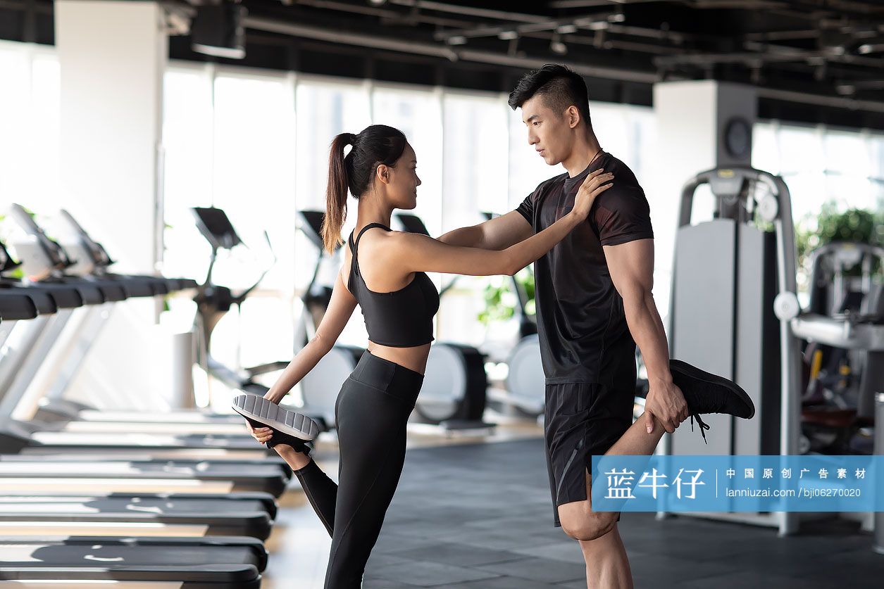 年轻女士在健身房上私教课