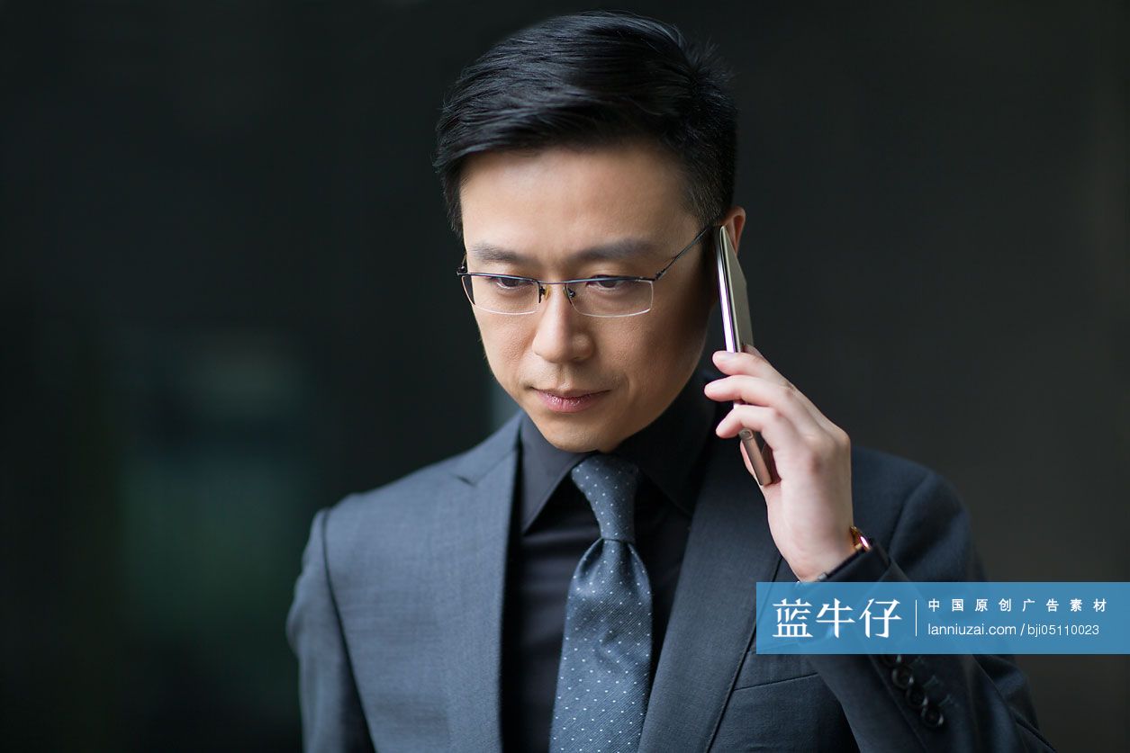 成熟商务男士打电话