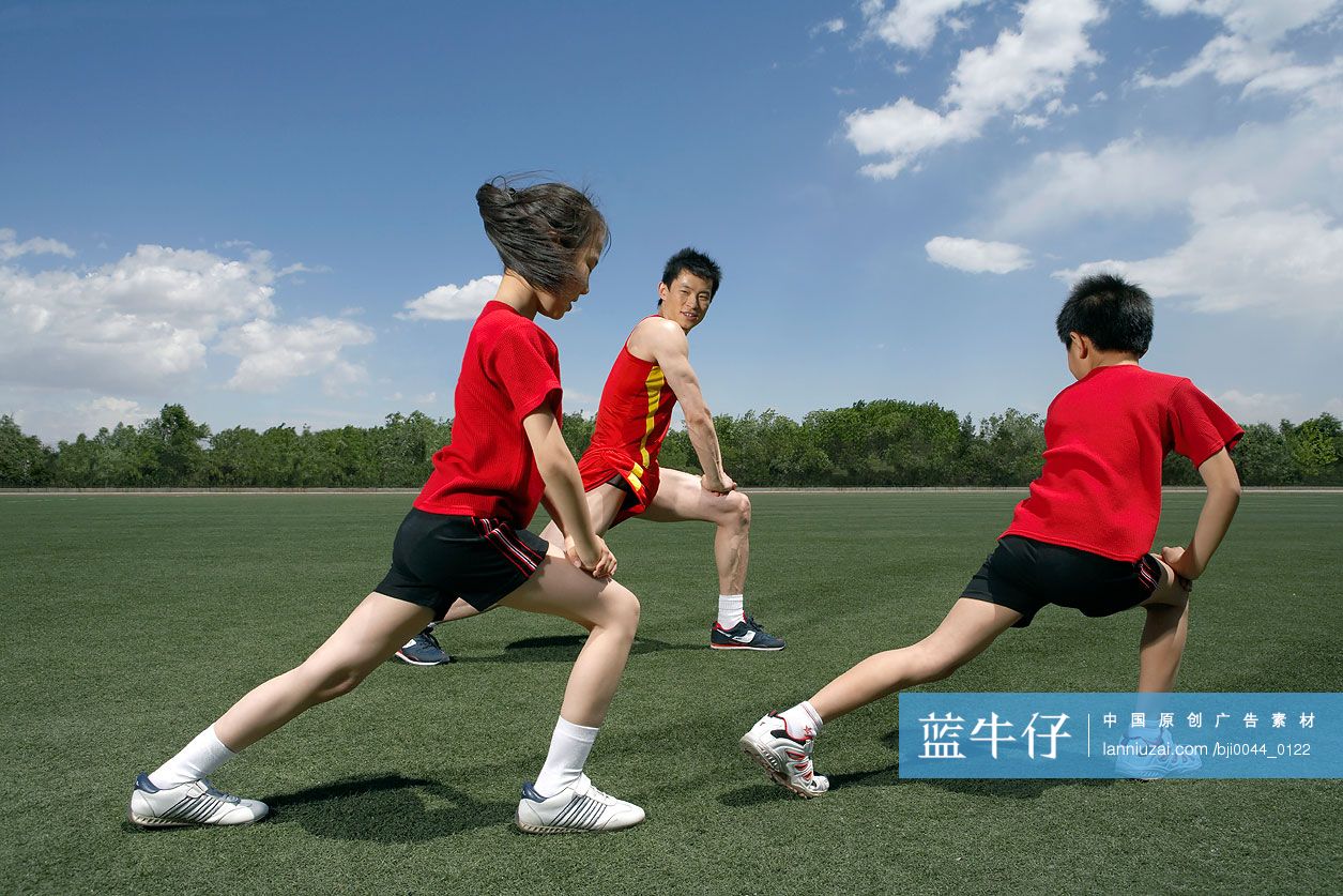 运动员与孩子们热身运动
