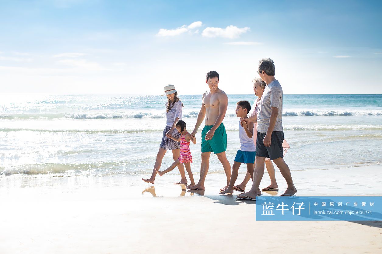 快乐的家庭在沙滩散步