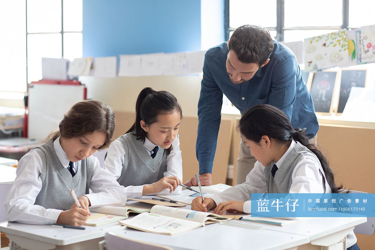 学生和老师在教室讨论