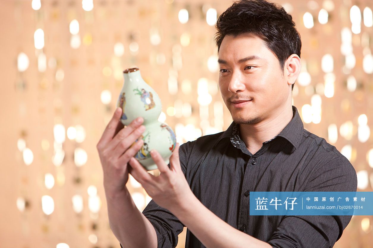 时尚青年男士欣赏古董