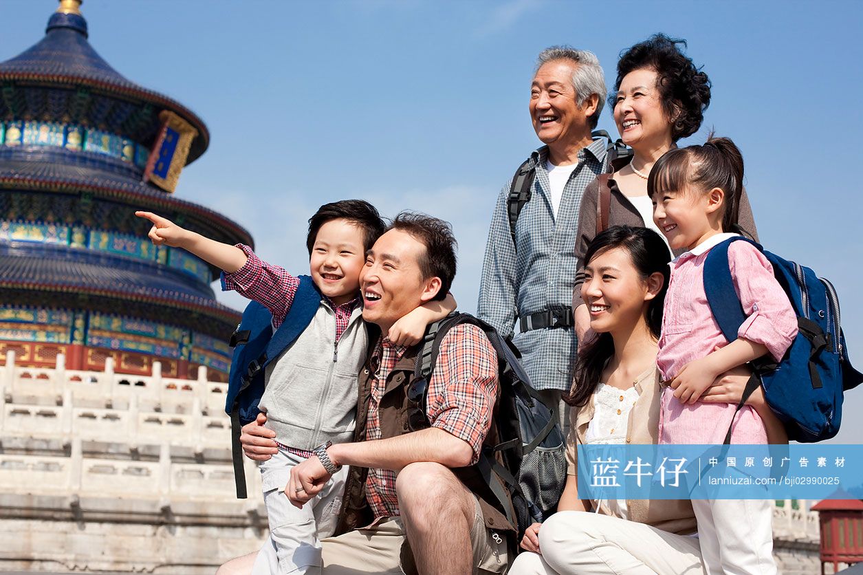全家人在天坛旅游
