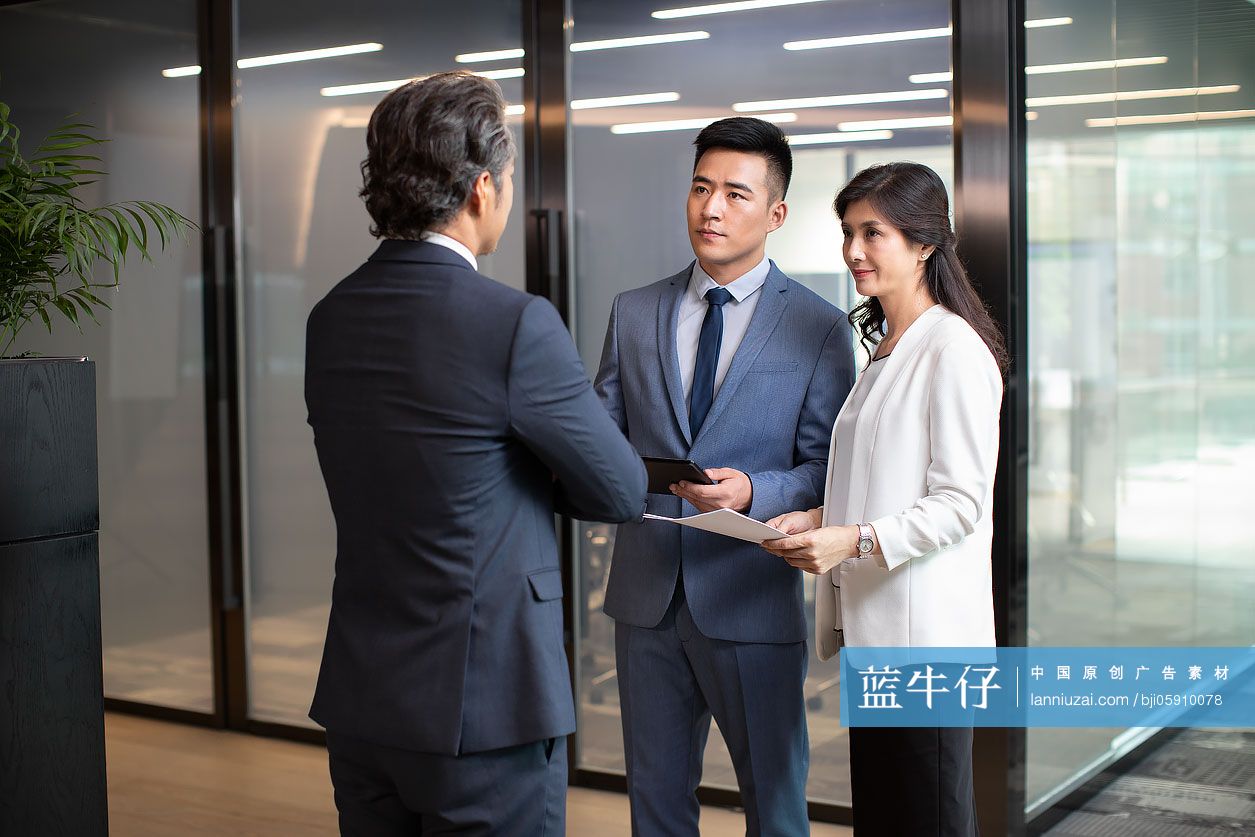 成功的商务人士在走廊谈话