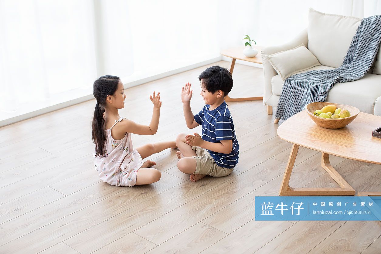 兄妹俩在客厅玩耍