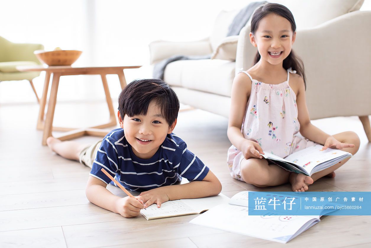 姐弟俩在客厅学习