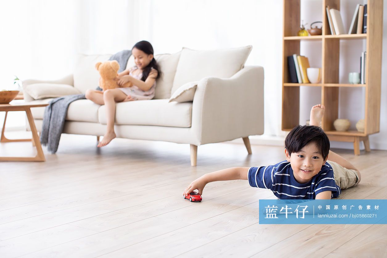 姐弟俩在客厅玩耍