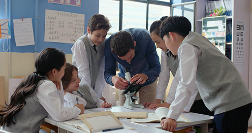 学生在教室使用显微镜