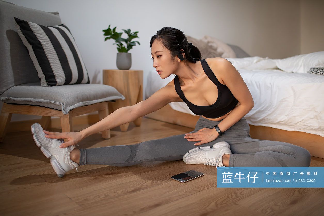 年轻女士晨练