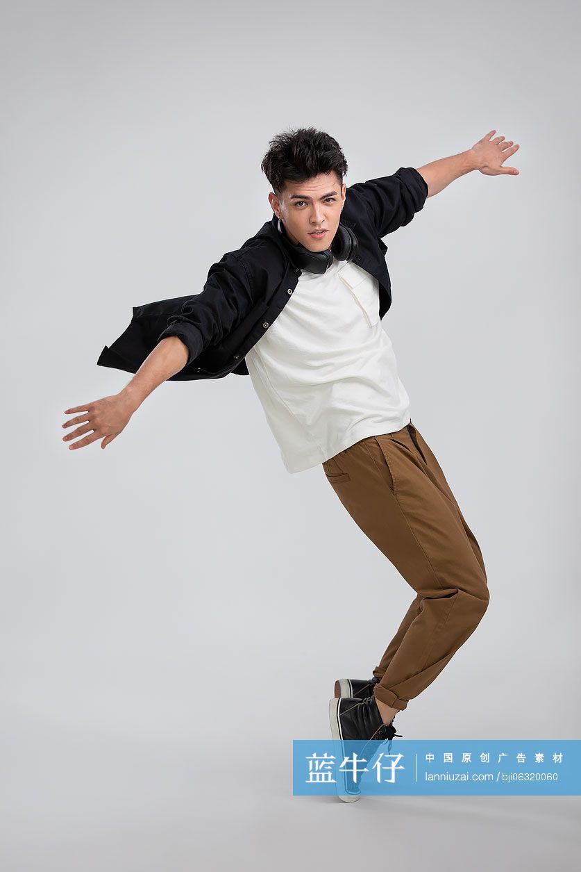 年轻男士跳舞