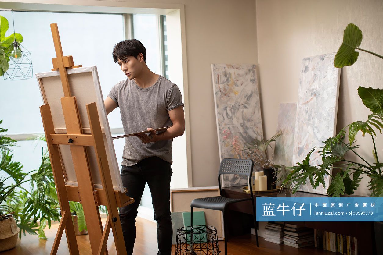 年轻男士在家绘画