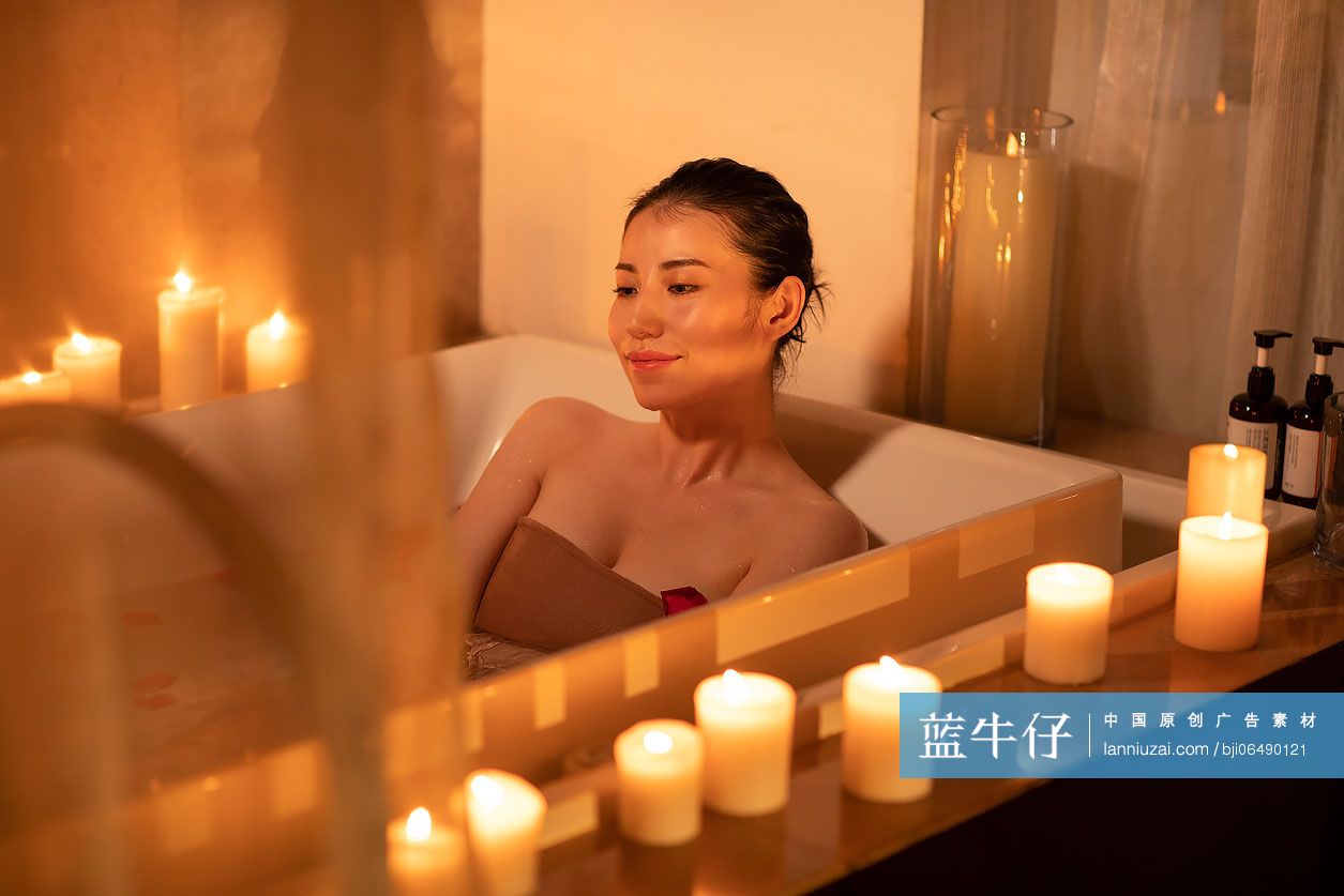 年轻女子泡澡放松