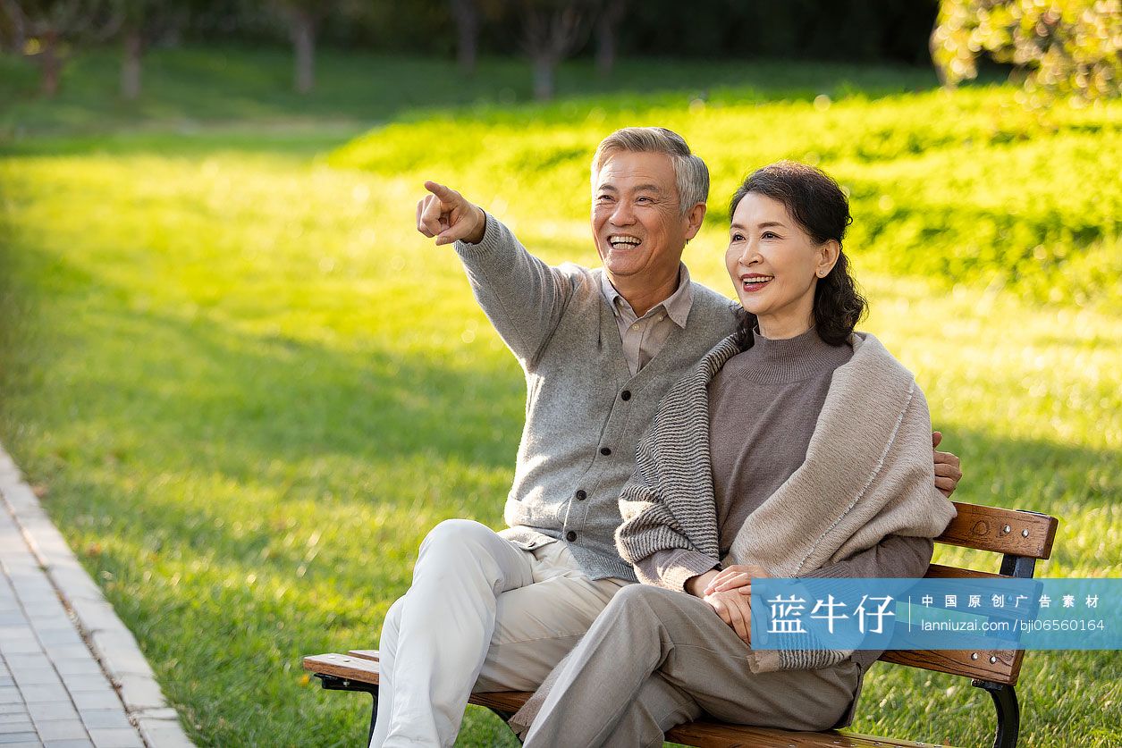 老年夫妇在公园放松身心-蓝牛仔影像-中国原创广告影像素材