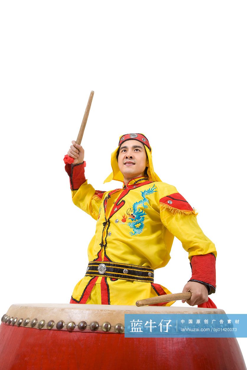 身穿传统服装的男子敲鼓