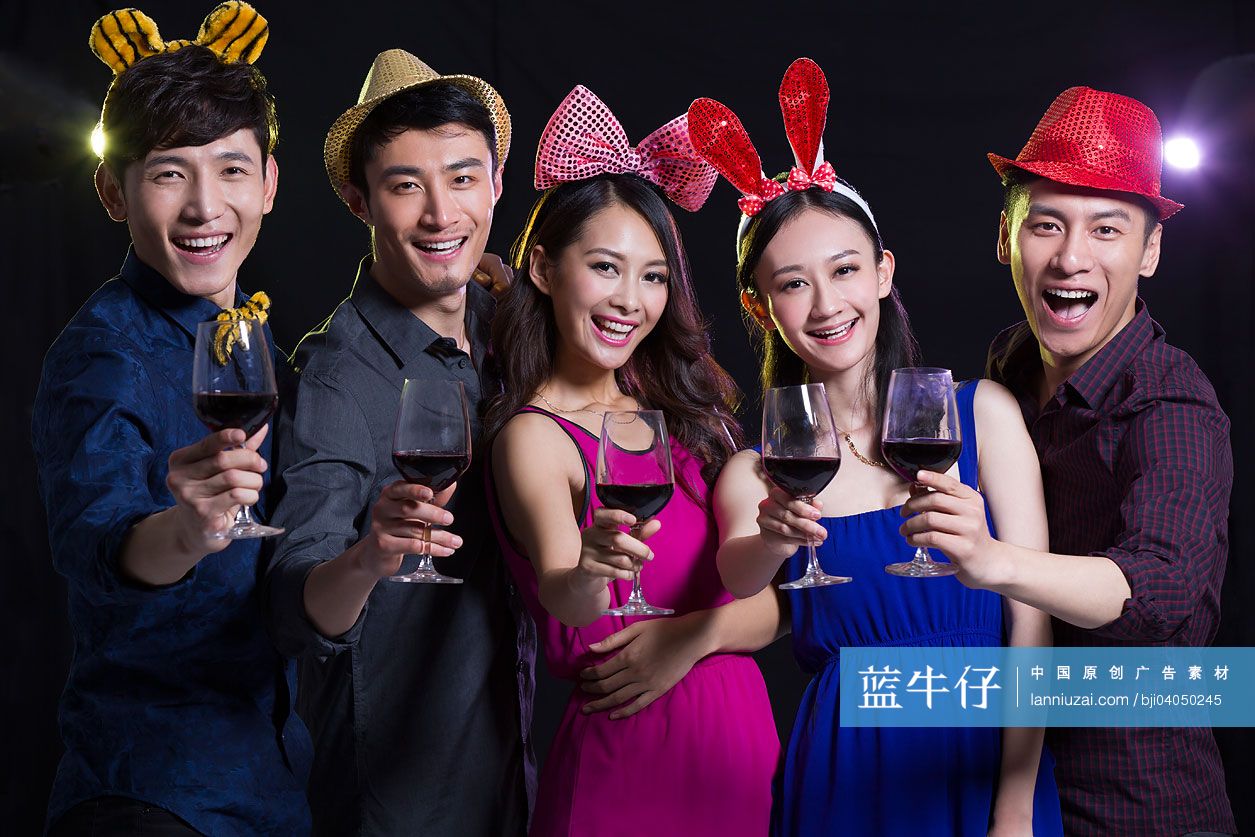 时尚的年轻人喝红酒庆祝