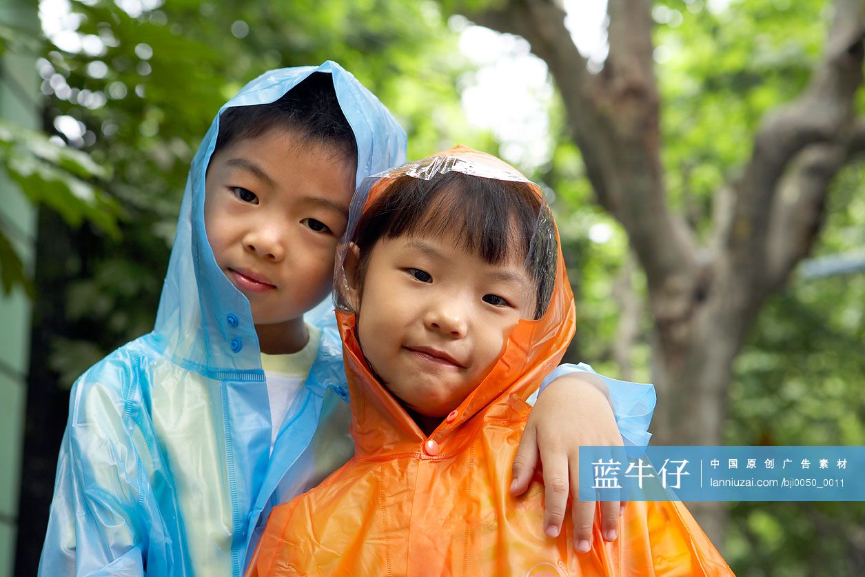 穿雨衣的孩子们