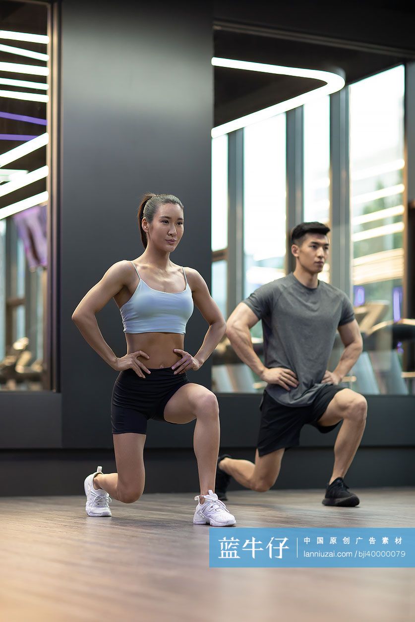 年轻情侣在健身房健身