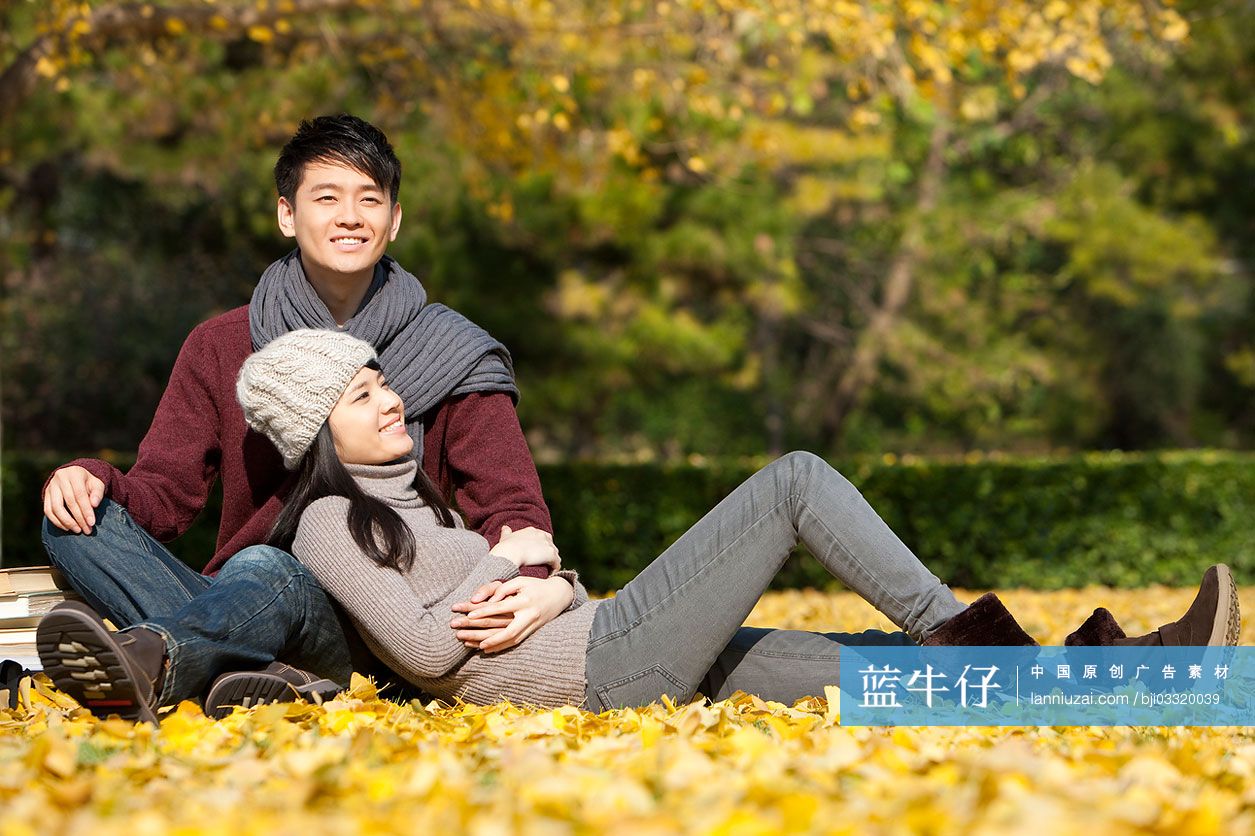 秋天校园大学生情侣