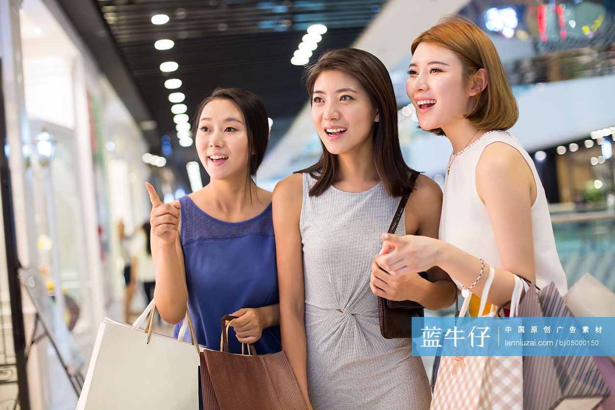 快乐的闺蜜逛街购物-蓝牛仔影像-中国原创广告影像素材
