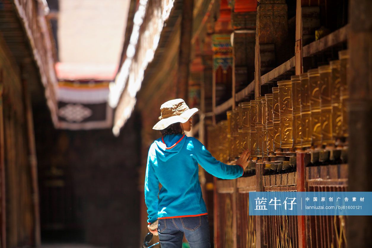 游客转动大昭寺里的转经筒