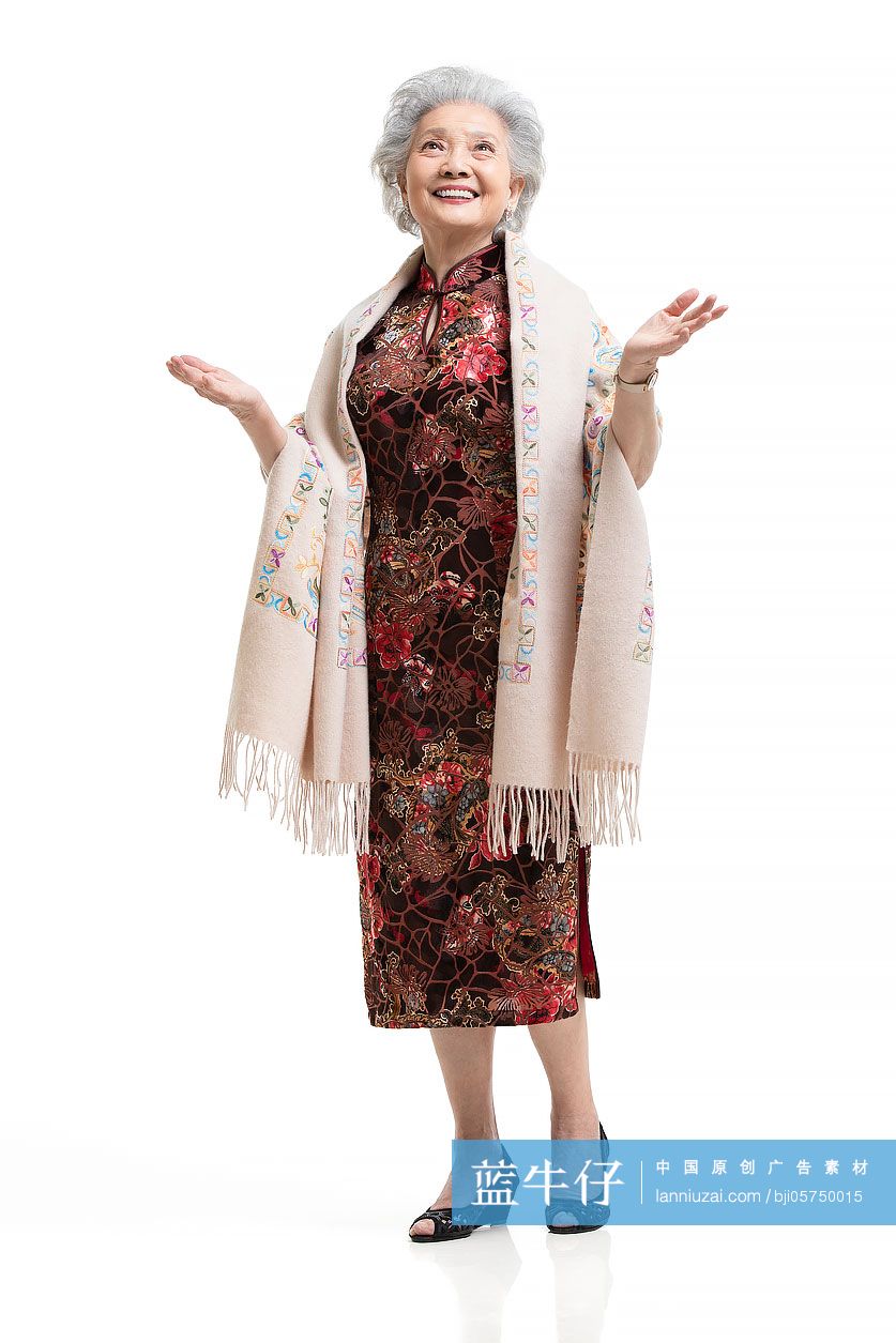 快乐的老年女士身穿旗袍