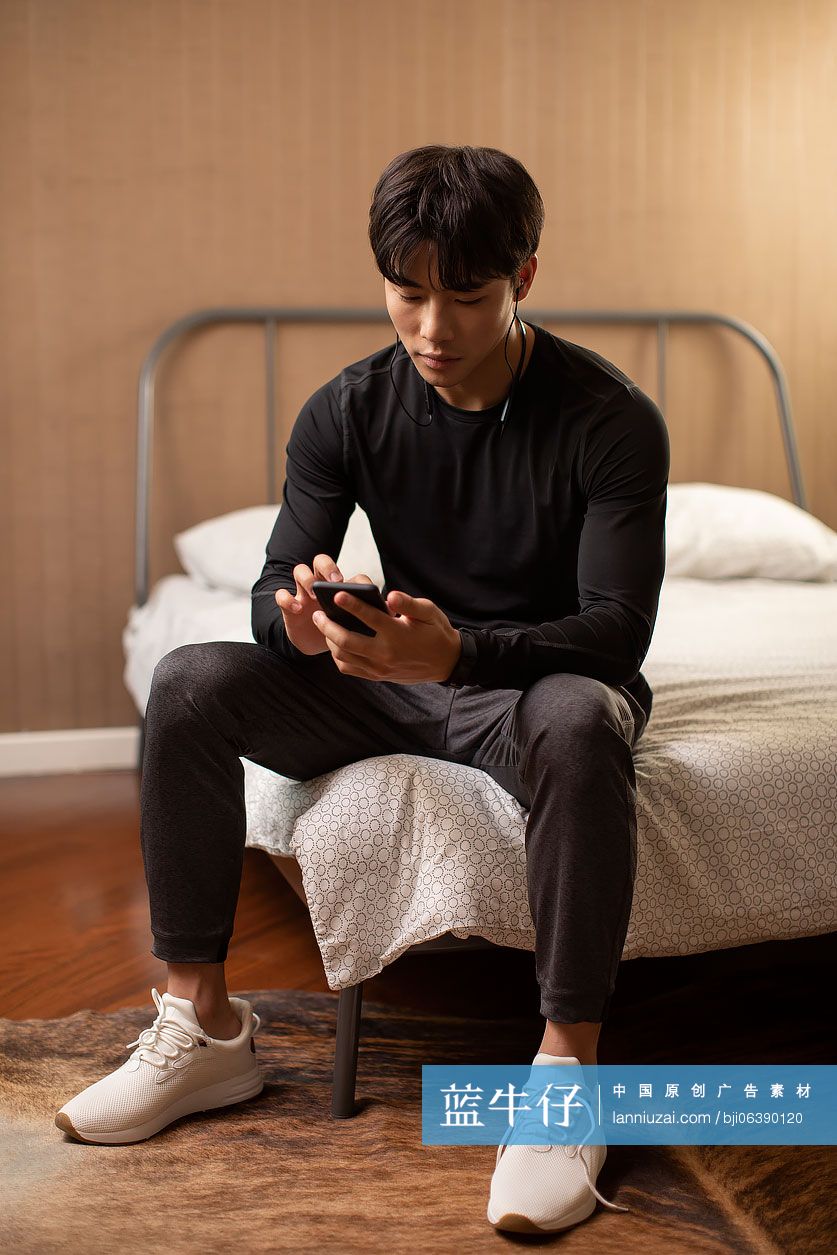 年轻男士早起锻炼