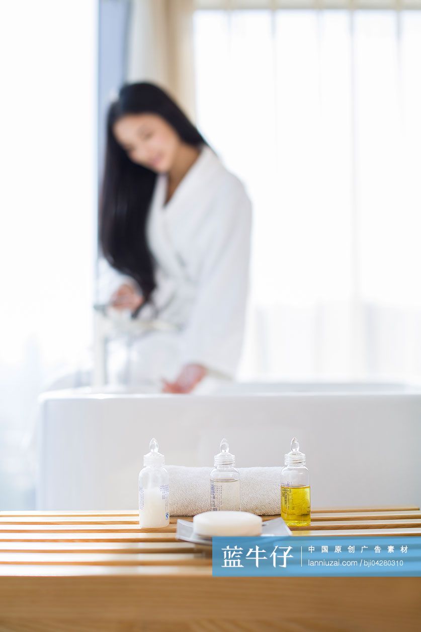 年轻女子准备洗澡水