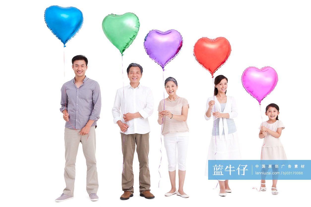 一家人手拿气球