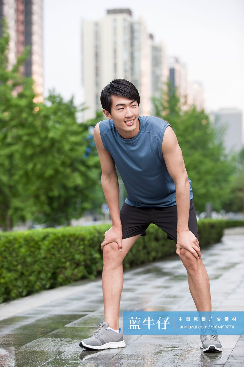 年轻男子在运动后休息